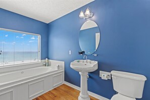 Stadtwohnung, Mehrere Betten, Terrasse, Meerblick (17659 Front Beach Rd) | Badezimmer | Handtücher