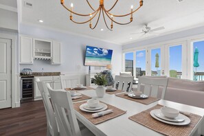 Townhouse, Beberapa Tempat Tidur, patio, pemandangan samudra (17659 Front Beach Rd) | Tempat makan