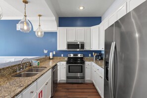 Byhus - flere senge - terrasse - havudsigt (17659 Front Beach Rd) | Privat køkken