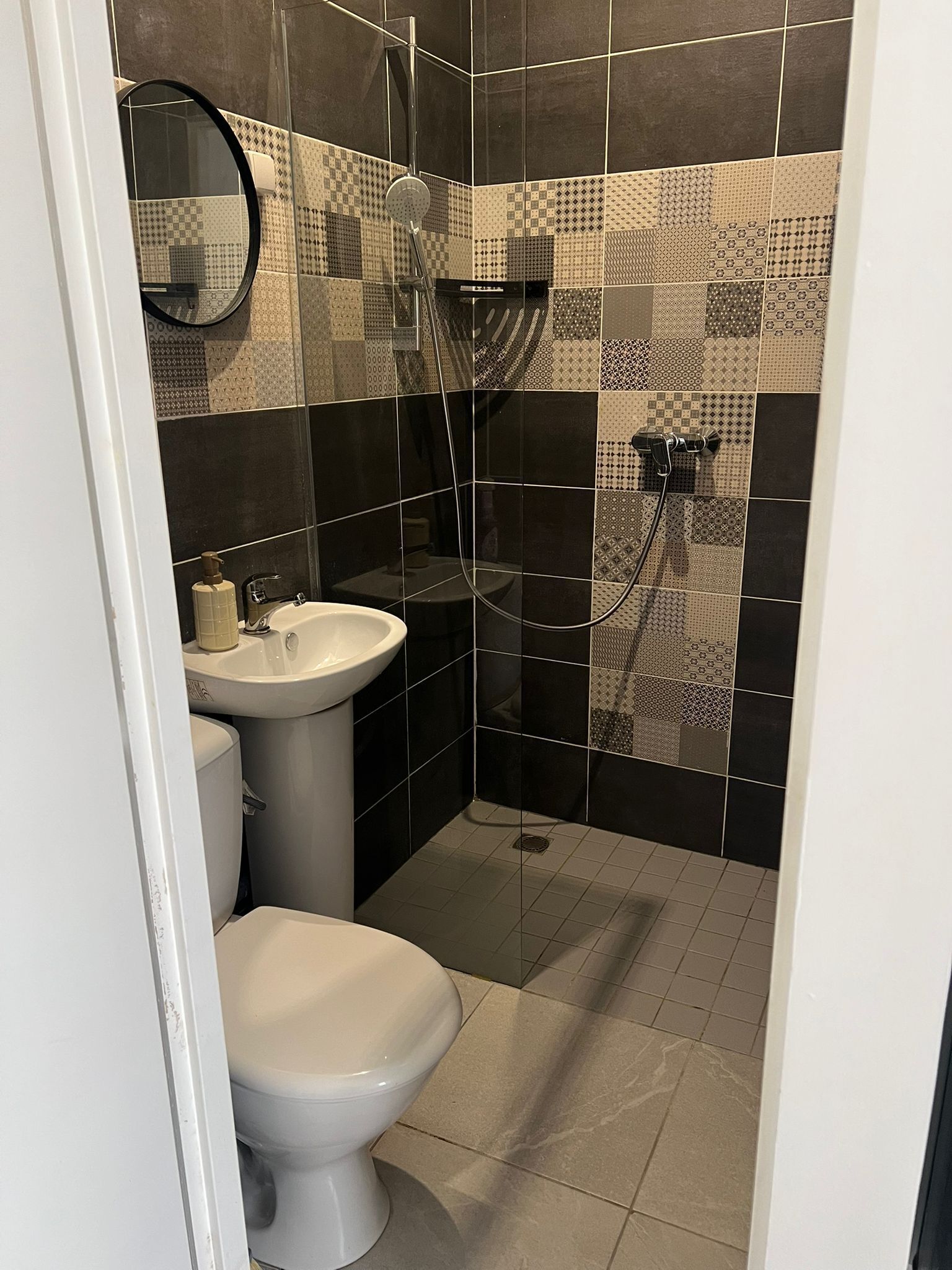 Douche, savon, papier toilette