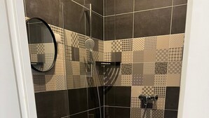 Ein Badezimmer mit Toilette, Waschbecken und Dusche.