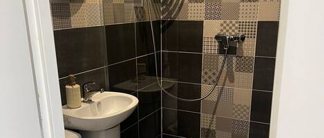 Douche, savon, papier de toilette