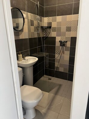 Douche, savon, papier toilette