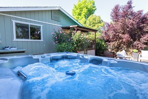 Outdoor spa tub - Somms by 15c | Hot Tub, Pets, Near SLO & Wineries (Santa Margarita)