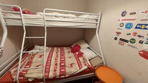 A bunk bed room with a patterned blanket, a ladder, and a small orange chair. - 1st floor, balcony, parking, tv, ski locker, 36m², Les 2 Alpes (Les Deux Alpes)