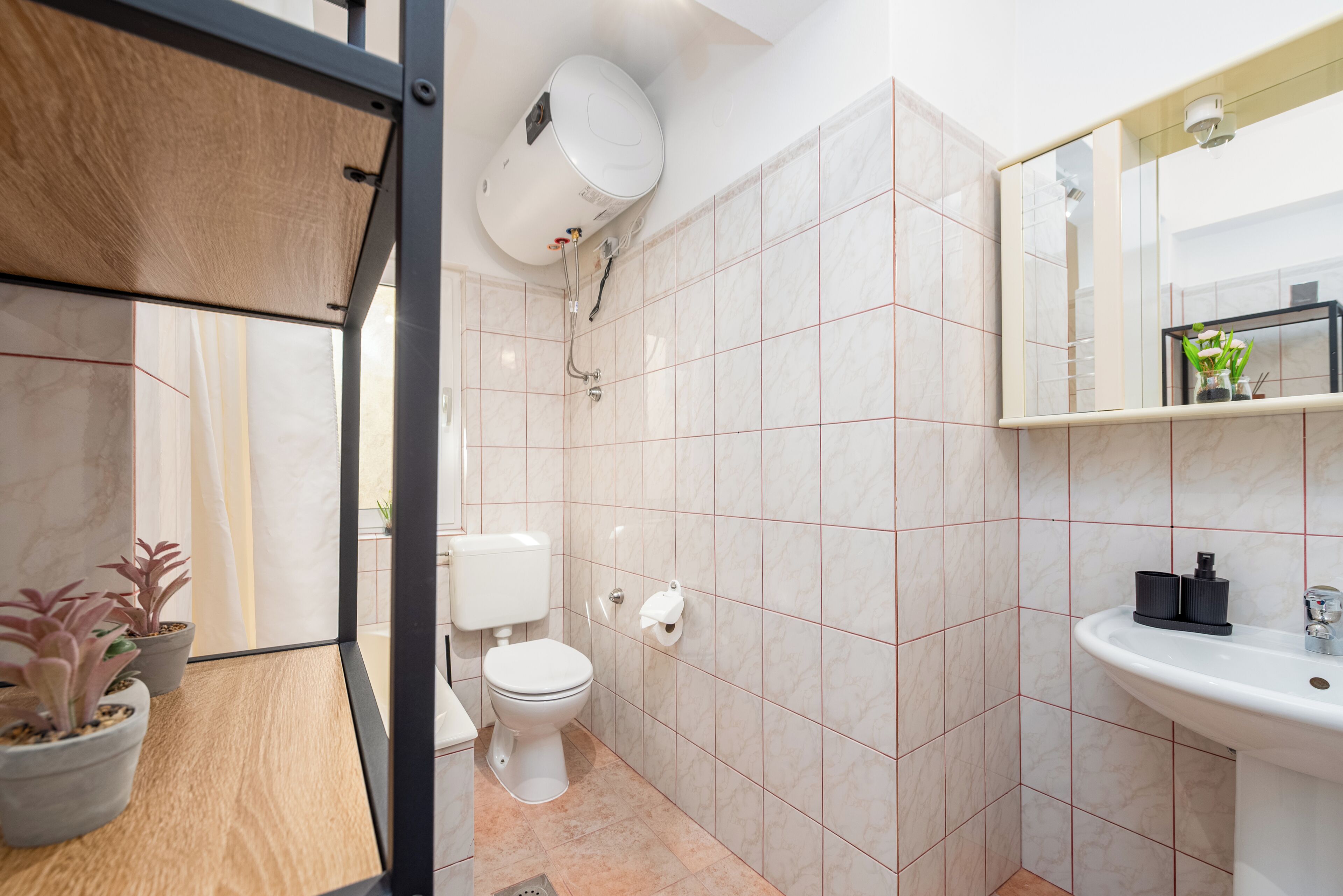 Sèche-cheveux, serviettes fournies, savon, papier toilette