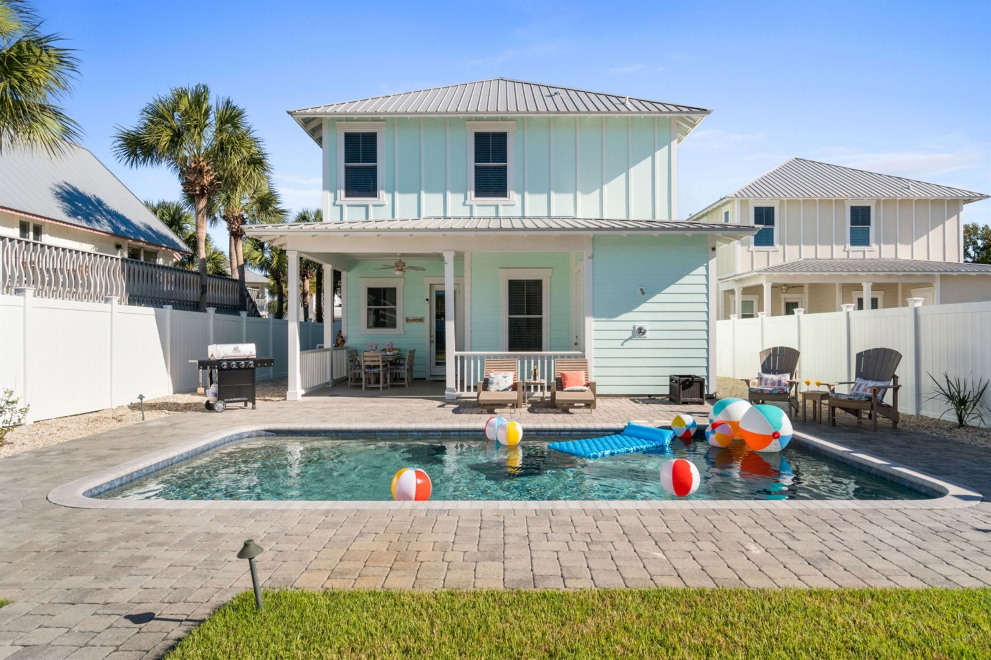 Outdoor pool, sun loungers