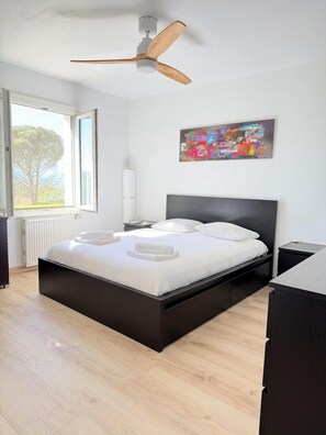 4 chambres, fer et planche à repasser, Wi-Fi, draps fournis
