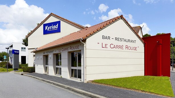 A building with a sign for 'Kyriad Hotel Restaurant' and 'Le Carré Rouge' bar. - Kyriad Cholet (Cholet)