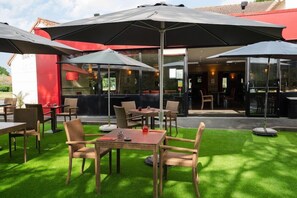 Outdoor dining - Kyriad Cholet (Cholet)