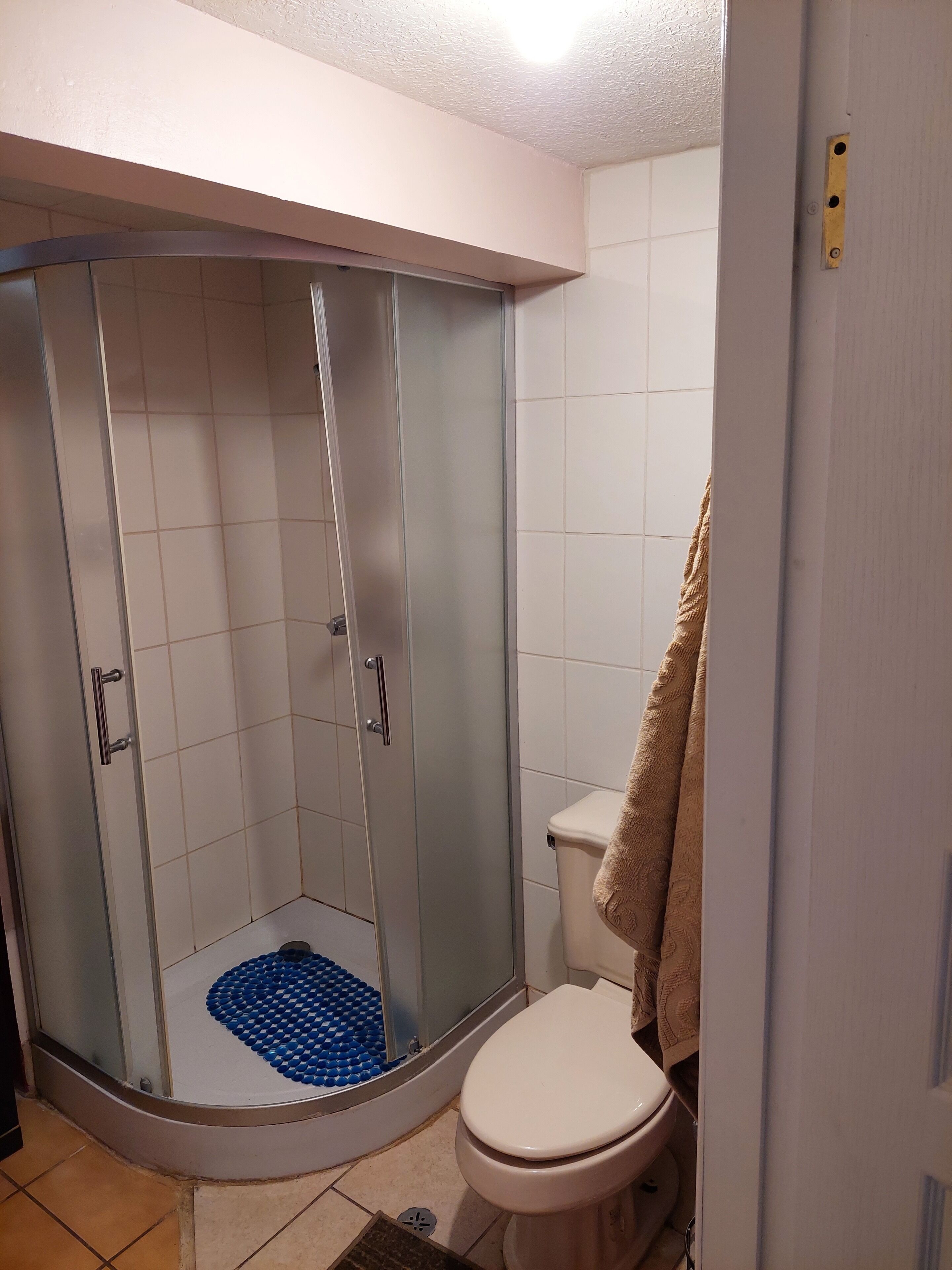 Chuveiro, toalhas de banho, sabonete, shampoo
