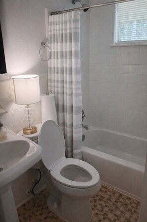 Shower, hair dryer, towels, soap - Peaceful FIFA Retreat - Atlanta Nature Preserve Stay - 10 miles to Stadium.  (Atlanta)