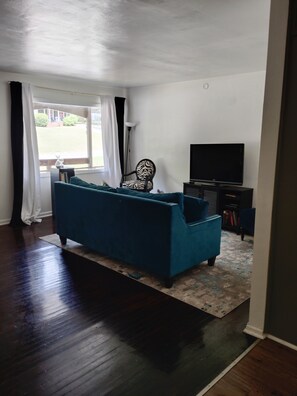 Living area - Peaceful FIFA Retreat - Atlanta Nature Preserve Stay - 10 miles to Stadium.  (Atlanta)