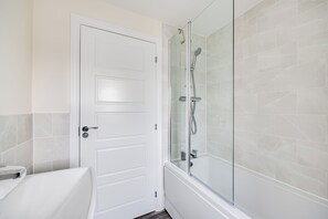 Shower, hair dryer, towels, soap - Lovely Triumph House- Perfect location in Milton Keynes (Milton Keynes)