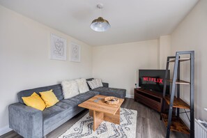 Living area - Lovely Triumph House- Perfect location in Milton Keynes (Milton Keynes)