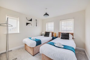 5 bedrooms, iron/ironing board, Internet, bed sheets - Lovely Triumph House- Perfect location in Milton Keynes (Milton Keynes)
