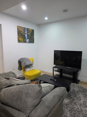 TV - Cozy Winnipeg Retreat  (Winnipeg)