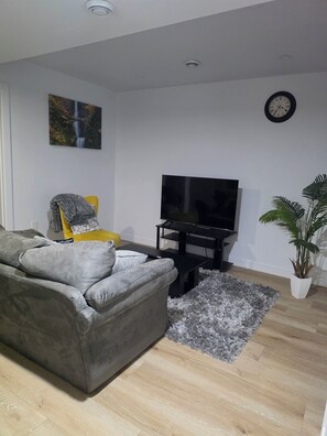 TV - Cozy Winnipeg Retreat  (Winnipeg)