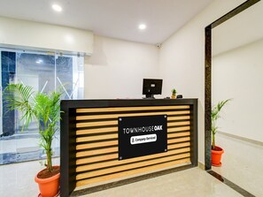 Uma mesa de recepção com uma placa indicando 'Townhouse Oak Company Serviced'.