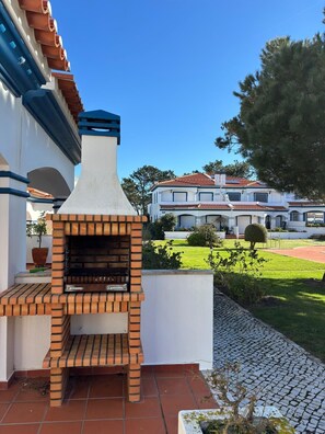 Terrace/patio - Elegant 3‑Bedroom Villa with Pool Access | Praia d’El Rey Golf & Beach Resort 5* (Amoreira)