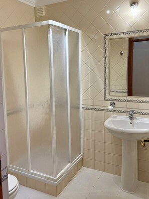 Jetted bath, hair dryer, bidet, towels - Elegant 3‑Bedroom Villa with Pool Access | Praia d’El Rey Golf & Beach Resort 5* (Amoreira)