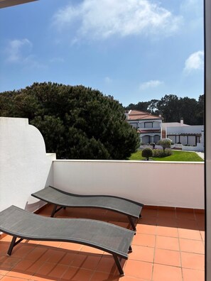 Property grounds - Elegant 3‑Bedroom Villa with Pool Access | Praia d’El Rey Golf & Beach Resort 5* (Amoreira)