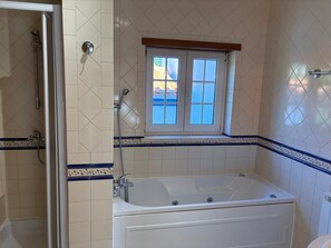 Vasca idromassaggio, asciugacapelli, bidet, asciugamani