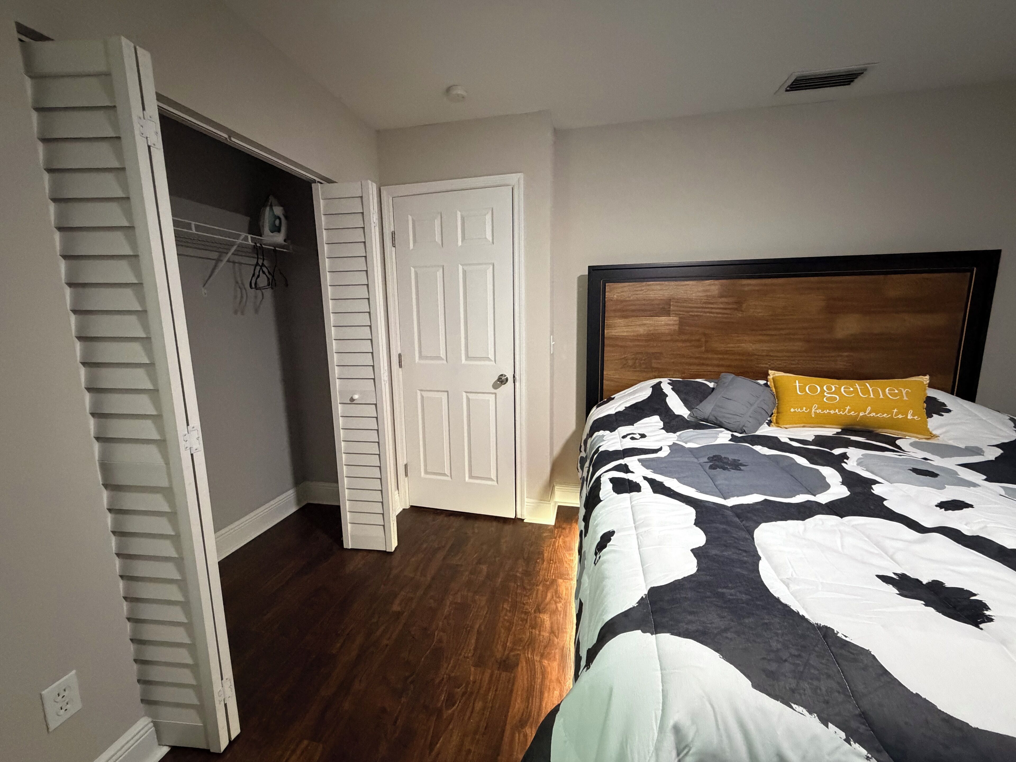 1 slaapkamer, een strijkplank/strijkijzer, wifi, beddengoed