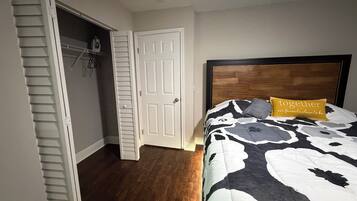 1 slaapkamer, een strijkplank/strijkijzer, wifi, beddengoed