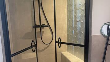 Dusche, Haartrockner, Handtücher, Seife