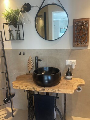 Shower, hair dryer, towels, toilet paper - Studio in einer alten Scheune (Aachen)
