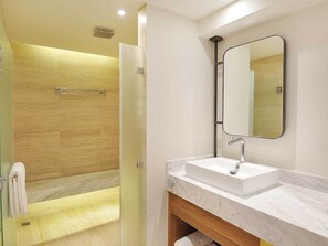 Shower, hair dryer, towels, soap - Luxury 2 bed 2 bath with optional pull out. In the heart of Cabo San Lucas. (Cabo San Lucs)