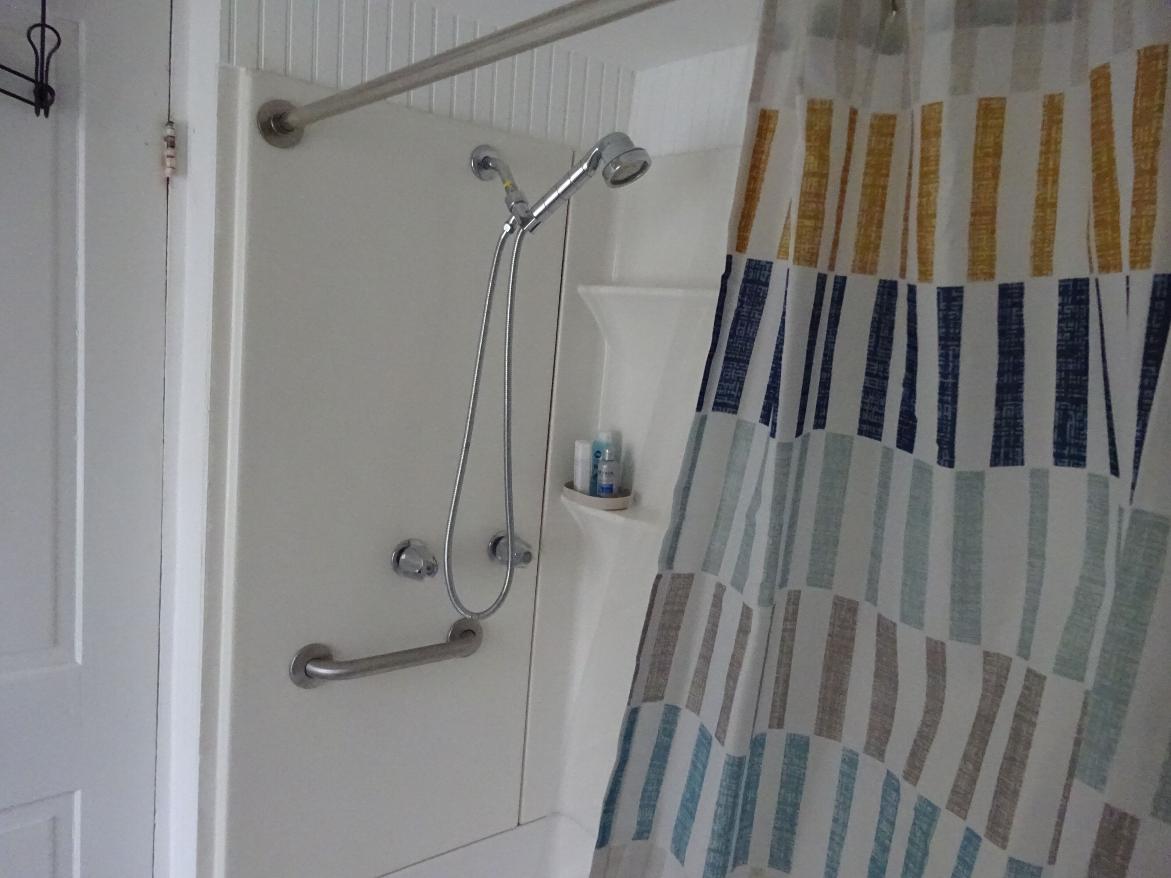 Douche, serviettes fournies, savon, papier toilette