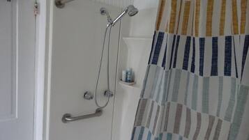 Douche, serviettes fournies, savon, papier toilette