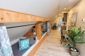 Room - OBX Hidden Gem in Kitty Hawk Reserve Saltwater Pool + Minutes to Beach & Sound (Kitty Hawk)