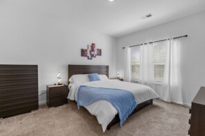 4 bedrooms, desk, iron/ironing board, free WiFi - Memphis-Inspired 4BR Home w/Fireplace+Fast Wi-Fi+Close to all major attractions (Southaven)