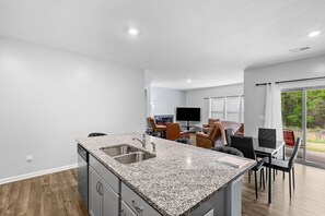 Interior - Memphis-Inspired 4BR Home w/Fireplace+Fast Wi-Fi+Close to all major attractions (Southaven)