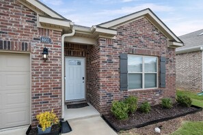 Exterior detail - Memphis-Inspired 4BR Home w/Fireplace+Fast Wi-Fi+Close to all major attractions (Southaven)