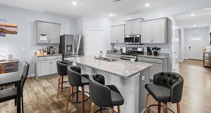 Memphis-Inspired 4BR Home w/Fireplace+Fast Wi-Fi+Close to all major attractions