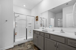 Shower, hair dryer, bidet, towels - Memphis-Inspired 4BR Home w/Fireplace+Fast Wi-Fi+Close to all major attractions (Southaven)