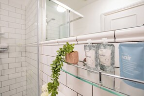 Shower, hair dryer, towels, soap - City Access Studio | Fully Equipped & Comfortable (Dublin)