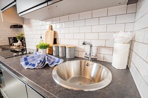 Fridge, microwave, oven, stovetop - City Access Studio | Fully Equipped & Comfortable (Dublin)