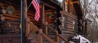 Luxury Log Cabin-Golf Simulator, Speakeasy, Rogue Gym, Sauna, Hot Tub, Game Room