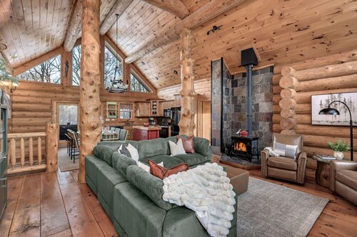 Luxury Log Cabin-Golf Simulator, Speakeasy, Rogue Gym, Sauna, Hot Tub, Game Room