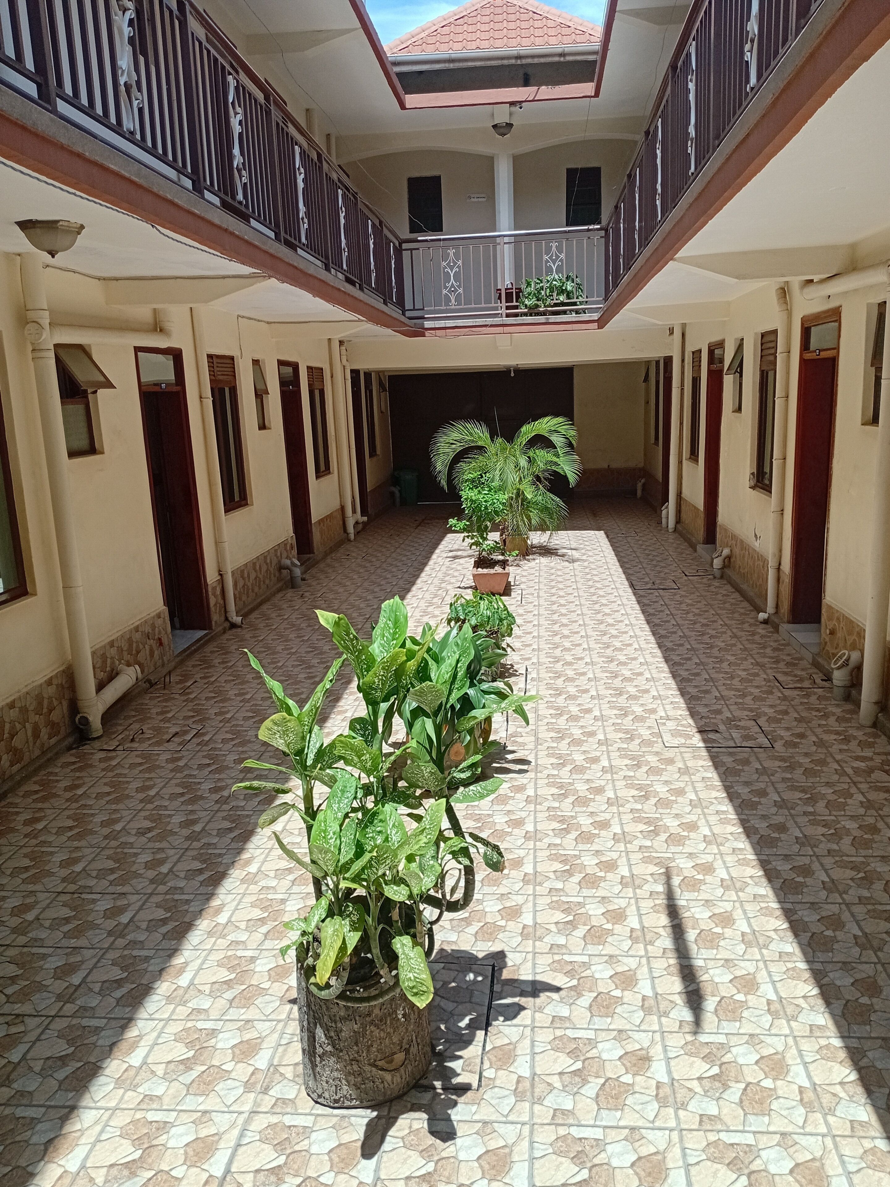 Quarto casal luxo, sacada, vista para a colina | Detalhe da fachada