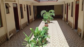 Quarto casal luxo, sacada, vista para a colina | Detalhe da fachada