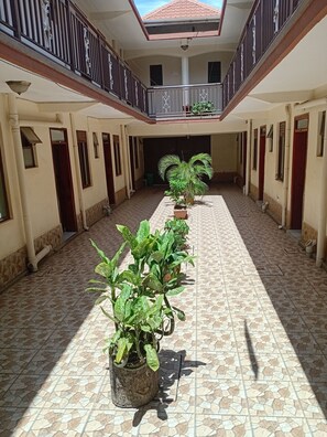 Quarto casal luxo, sacada, vista para a colina | Detalhe da fachada