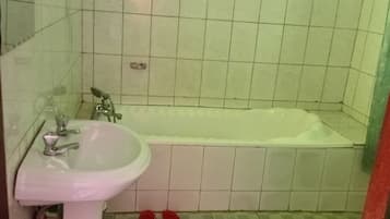 Deluxe Double Room, Balcony, City View | Bathroom