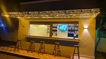 Quarto solteiro conforto, sacada, vista para a colina | Bar (na propriedade)