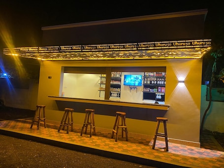 舒适单人房, 阳台, 山景 | 酒吧(店内). Uhuru 50酒店卡塞塞